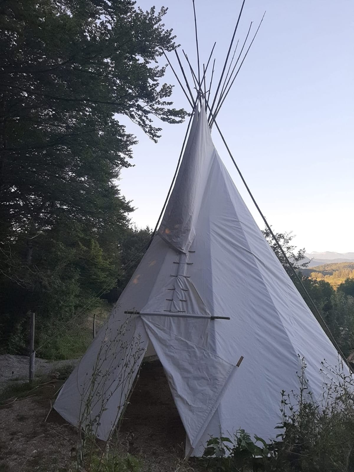 Intérieur de tipi avec structure bois et toile